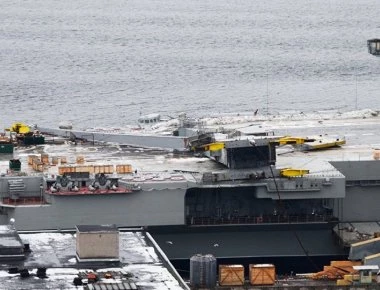 Admiral Kuznetsov: Οι πρώτες φωτογραφίες μετά την πτώση γερανού στο κατάστρωμά του